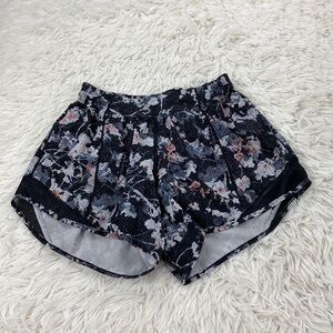Lululemon Hotty Hot Short II Long 4" Spring Bloom Multi / Black